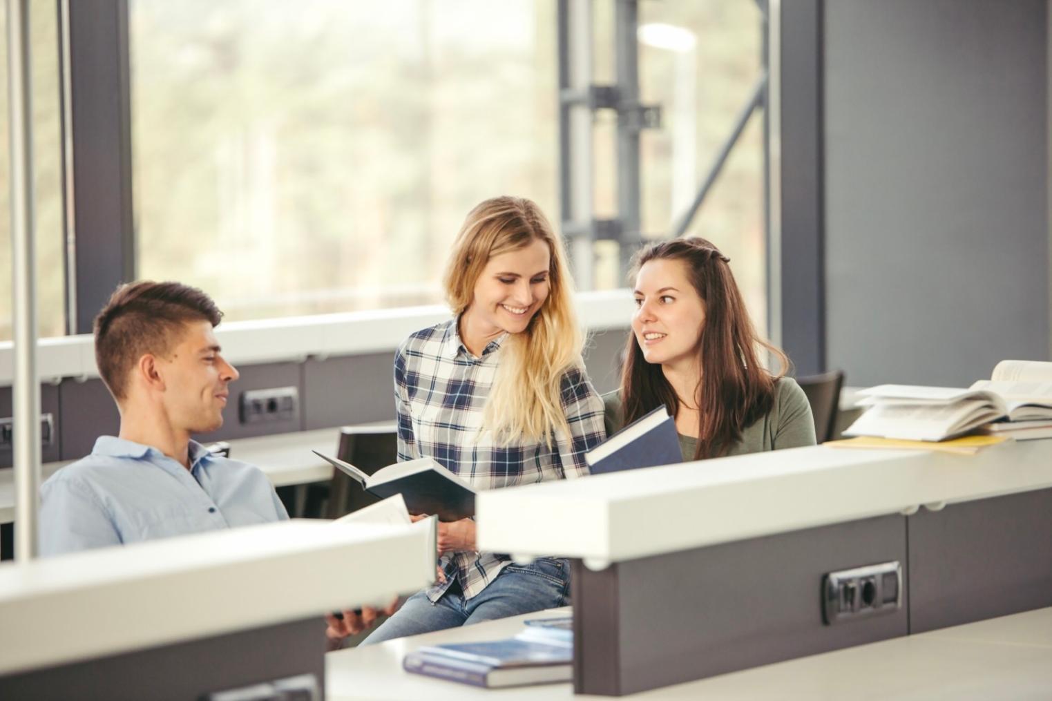 Ambiente di apprendimento adattivo con studenti che utilizzano diverse tecniche di video editing